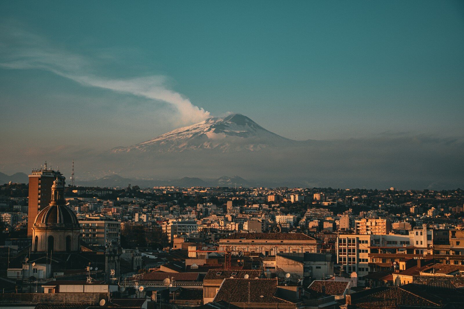 Etna a erupt din nou: Restricții pe aeroportul din Catania