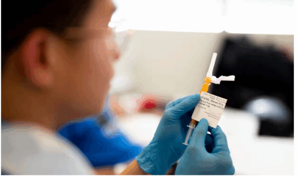 Primul vaccin anti-cancer la colon intră în teste pe oameni