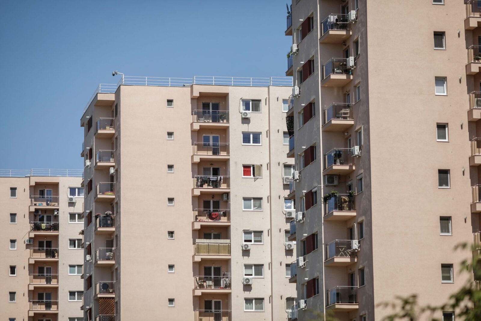 Vecinul distruge casa? Soluții dacă refuză reparația