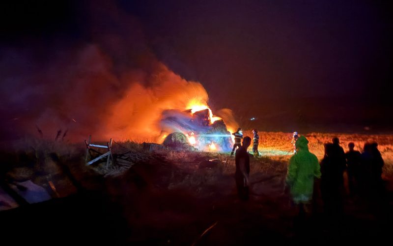 Fulger a incendiat o gospodărie, pompierii au stins flăcările greu
