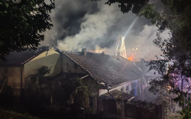 Incendiu la Cluj: Pensiune în flăcări, alte două case afectate, 6 evacuați