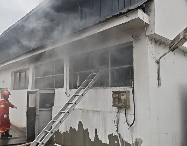 Suceava: Incendiu la Gura Humorului, flăcări pornite de la candelă