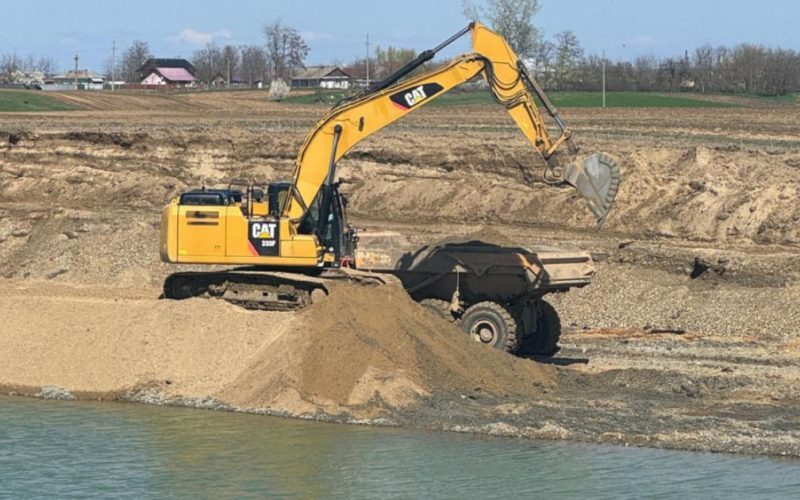 Firmă cercetată penal pentru activităţi miniere fără permis. „Din balastieră s-ar fi comercializat agregate minerale”