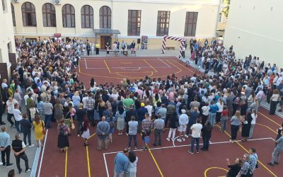 Arad: 7 ani de așteptare, elevii Colegiului Elena Ghiba Birta, acasă