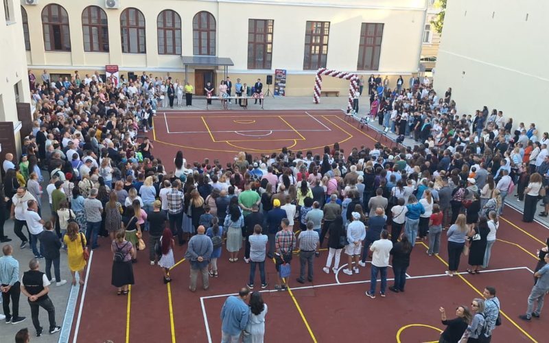 Arad: 7 ani de așteptare, elevii Colegiului Elena Ghiba Birta, acasă