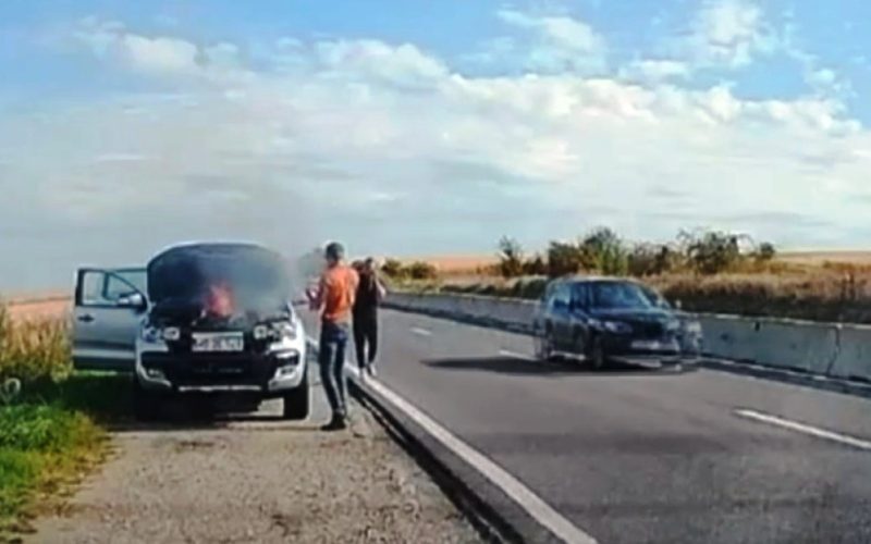 Mașină în flăcări pe DN1: Șofer cere ajutor, nimeni nu oprește