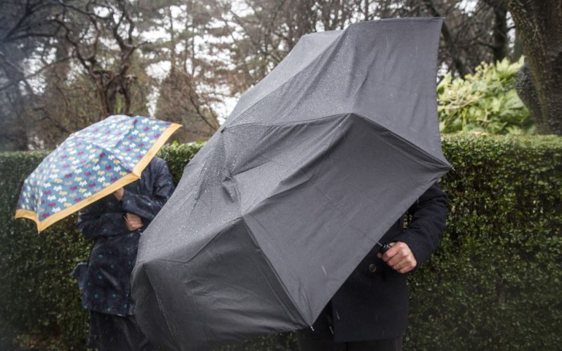 Vânt, vreme rece și ploi. ANM anunță scăderi de temperatură și lapoviță și ninsoare la munte. Cum va fi vremea în București HARTĂ