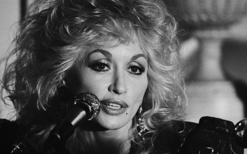 Sora lui Dolly Parton, revoltată: „Mizerii AI după moartea ei”