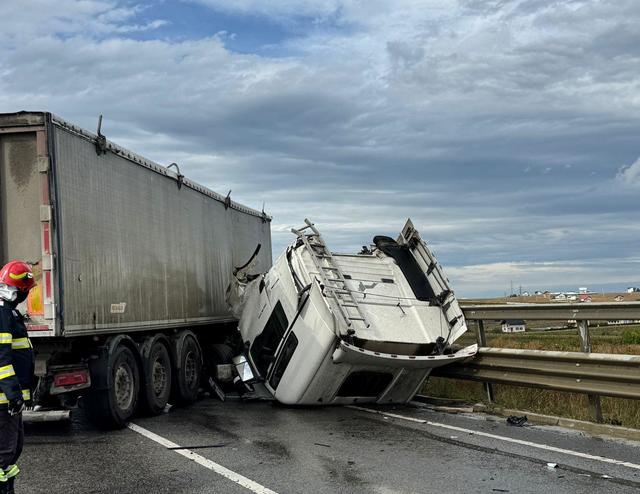 ACCIDENT GRAV la Suceava: Camion implicat, șofer SMURD