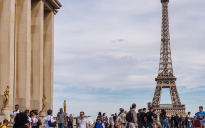 Eiffel se redeschide: Femeile, „invizibile” pentru invitații hindusi