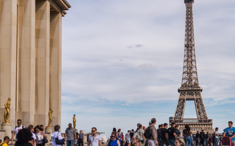 Eiffel se redeschide: Femeile, „invizibile” pentru invitații hindusi