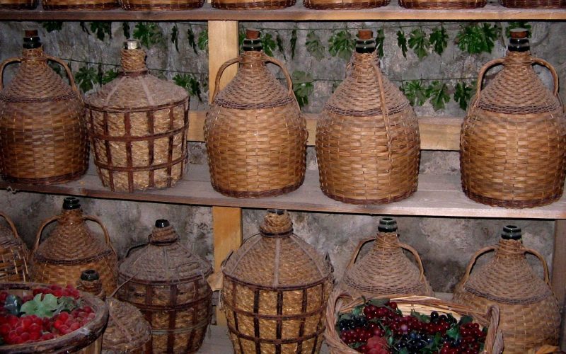 Doi vasluieni, intoxicați în beci cu gaz de la vin, salvați de pompieri