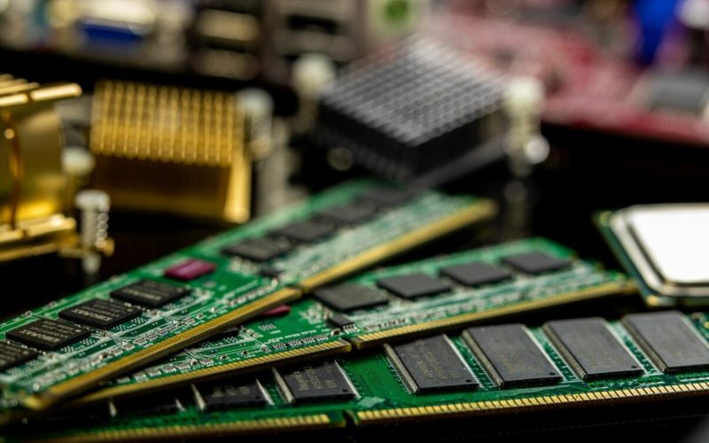 IA scumpște electronicele: „RAMageddon” zguduie piața
