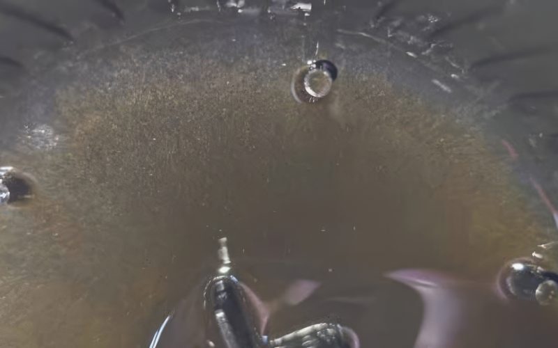 Pompa diesel cedează: Pilitură metalică, semn rău