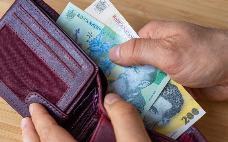 Românii, la coada confortului financiar: Doar 1 din 4 își permite