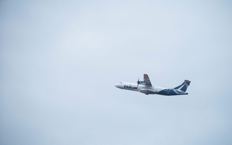 Otopeni: Avion lovit de păsări, aterizare forțată