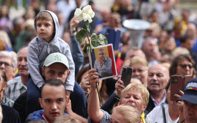 Aproape 100 de amenzi la protestele susținătorilor lui Călin Georgescu de la Arestul Central. Au fost întocmite patru sesizări penale