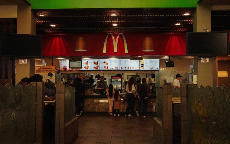 Un uriaș lanț de fast-food folosește în secret inteligența artificială pentru a stabili prețul produselor sale