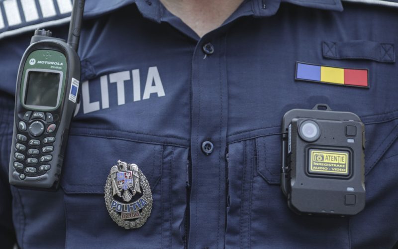 Polițist reținut și cercetat sub control judiciar pentru șase infracțiuni. Agentul și-a înșelat inclusiv șefii, pentru bani