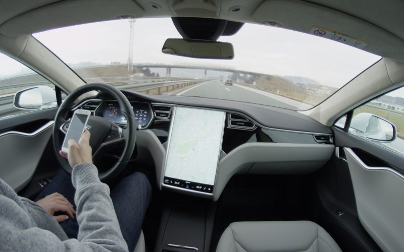 Tesla își redenumește sistemul autonom în Europa. Ce urmărește