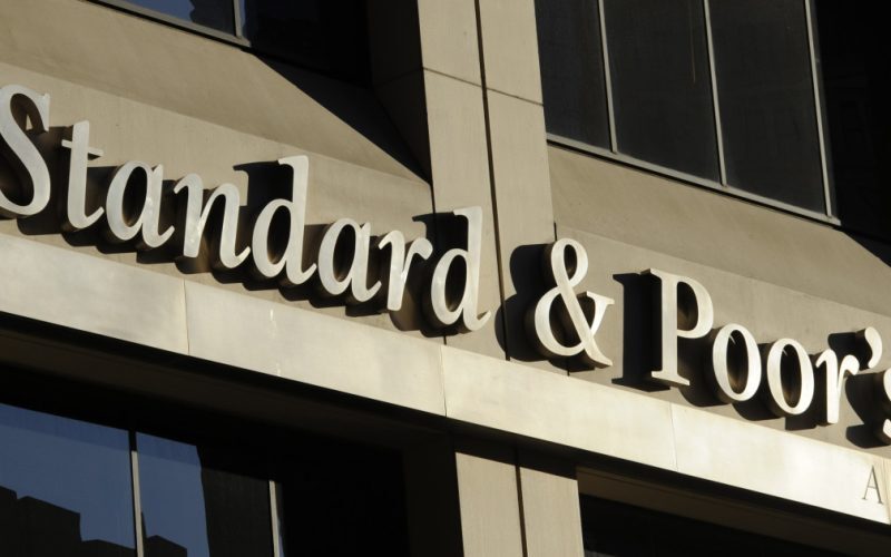 Rating S&P: Nazare optimistic, dar incertitudinea politică atârnă greu