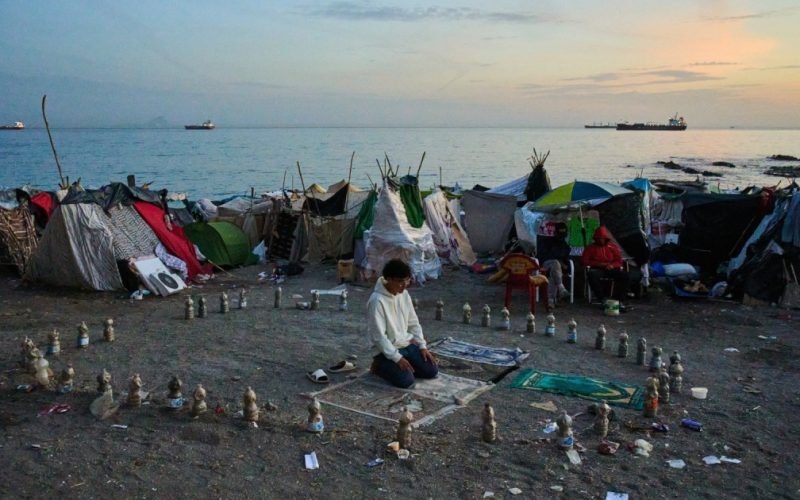 Ceuta în fierbere: Migranți înjunghiați, plajă infestată