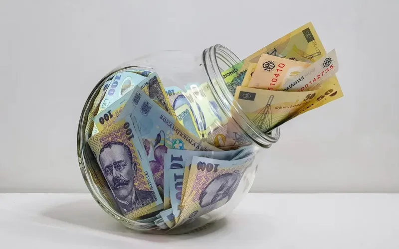 Cum mintea ne păcălește cu banii: Iluzii cotidiene