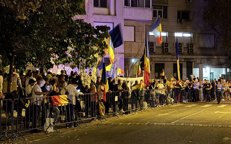 Georgescu, susținut de 200+ la Arestul Central: „Zi de zi aici vom fi”