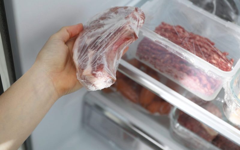 Carne dezghețată: Când o gătești, când o pui iar la rece