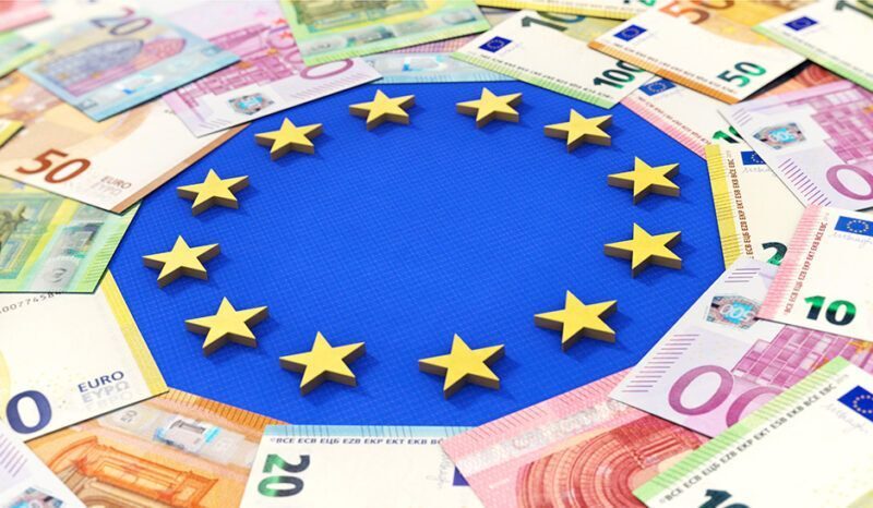 Euro Record! Leul sub presiune, economiștii avertizează