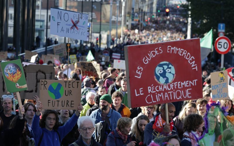 Bruxelles: Zeci de mii cer măsuri climatice drastice