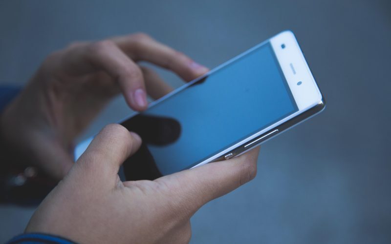 Șoc la ghișeu: Facturi plătite, șapte telefoane cumpărate pe contract